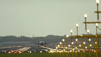 Avión bimotor frenado después de aterrizar en la pista 36l del aeropuerto de amsterdam, países bajos