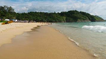 gente de vacaciones, turistas en las olas en la playa de nai harn video