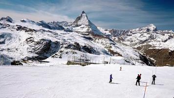 prachtige beelden van het beroemde zermatt-skiresort met de iconische matterhorn-piek in de alpen in de winter in zwitserland. mensen die genieten van een magisch skigebied.