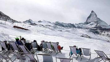 belas imagens da famosa estância de esqui de zermatt com o icônico pico Matterhorn nos Alpes no inverno na Suíça. pessoas desfrutando de uma estância de esqui mágica. video