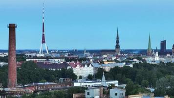 prachtige panoramische luchtfoto van de stad riga over de rivier daugava. video