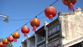 rode lantaarn versierd in penang street. video