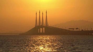 soluppgång vid penang bridge. video