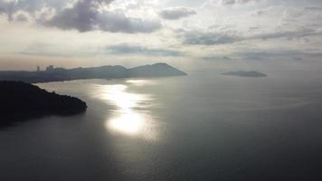 luchtfoto zonneschijn op zee bij penang video