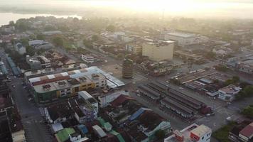 luchtfoto scheve toren van teluk intan in mistige ochtend video