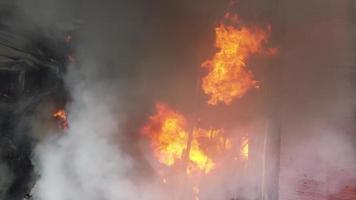 fabbrica di vista aerea che brucia nella zona industriale video