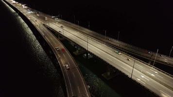 vista aérea del tráfico de automóviles en el puente de penang cruza el mar video