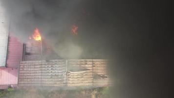 vista aérea fogo queimando fumaça preta da fábrica video