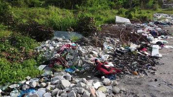 avanzar hacia el vertedero ilegal de basura video