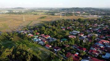 Flygfoto morgon solsken vid malaysiska byn video