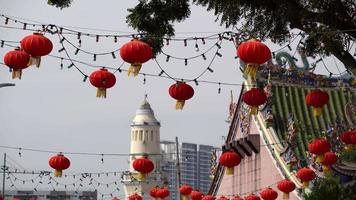 rode Chinese lantaarn die aan de straat van Georgetown hangt video