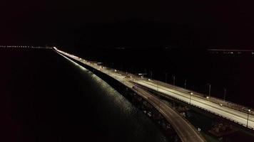 luchtfoto autoverkeer bij penang bridge video