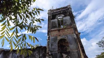 incline hacia arriba la iglesia rota abandonada en el día video