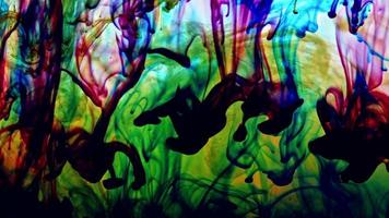 l'encre de couleurs abstraites se répand dans l'eau video