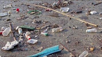 eau sale harbage plastique pollution déchets video