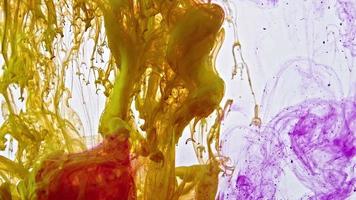 la tinta de colores abstractos se está extendiendo en el agua video