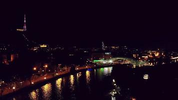 tbilisi, georgia, 2022 - vista panorámica aérea de la hermosa capital tbilisi en georgia con la orilla del río iluminada por la noche video
