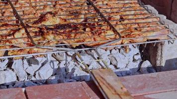 friggere la carne di pollo cucinare sul barbecue video