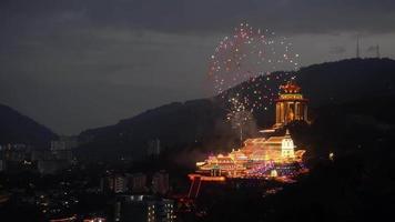 le temple kek lok si s'illumine avec un feu d'artifice video