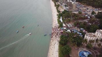 vista aérea un barco llega al festival de carros flotantes en teluk bahang video