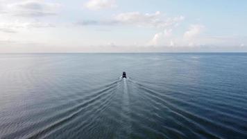 vue aérienne suivre l'arrière du bateau de pêche video