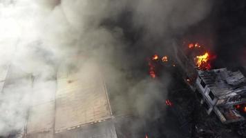 vista aérea fuego ardiendo en la fábrica