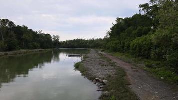 déplacement lent sur un chemin rural au bord de la rivière et du bateau de stationnement video