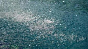 goutte d'eau tombe à la piscine video