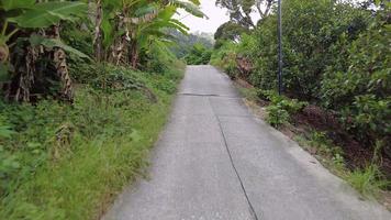 subir o morro seguir estrada de asfalto video