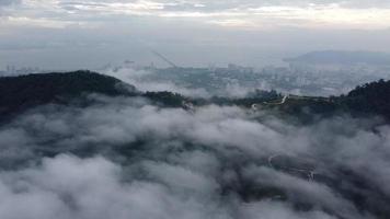 vue aérienne colline emblématique dans un nuage brumeux bas video