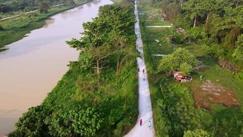 luchtfoto mensen fietsen en sporten op het landelijke pad video