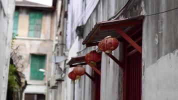 vieille lanterne rouge chinoise accrochée à l'extérieur de la fenêtre video