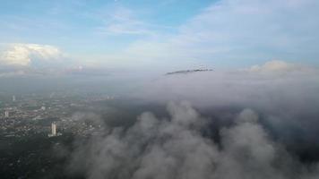 vue aérienne se déplacer sur un nuage brumeux à la forêt video