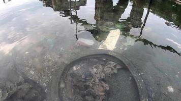 vue panoramique des déchets en mer côtière. video