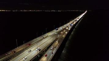 luchtfoto nachtscène van auto bij brug video