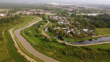 vista aérea curva rio perto da vila dos malaios video