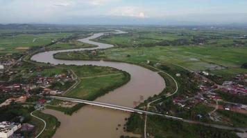 curva di vista aerea sungai muda che è il confine tra lo stato di kedah e penang video