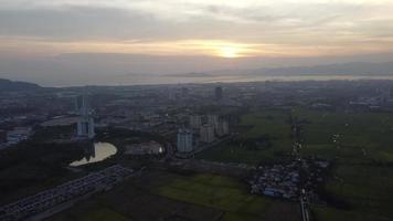 Flygfoto malaysiska byn bredvid bandar perda video