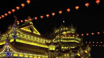 luz colorida com decoração de lanterna durante o ano novo chinês video