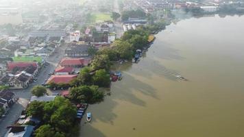 vue aérienne des bateaux à passagers quittent la jetée de teluk intan video