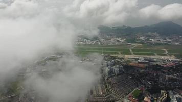 vista aérea día nublado de sungai ara video