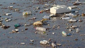 eau sale harbage plastique pollution déchets video