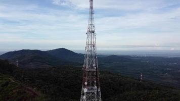 vue aérienne de la tour de télécommunication ascendante à la colline video