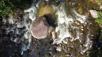 flux d'eau sur le rocher dans la forêt de sungai sedim video