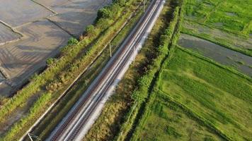 vue aérienne des chemins de fer en soirée video