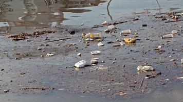 agua sucia harbage plástico contaminación residuos video