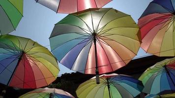 paraguas colorido colgado en la calle en penang video