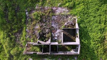 vue aérienne descendante sur les ordures et le vieux bâtiment en béton abandonné video
