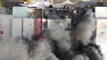 vista aerea dall'alto in basso fuoco fumo che brucia video