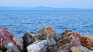 piedras y movimientos de olas en las imágenes de la orilla del mar. video